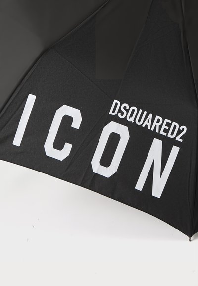 Sort paraply med fed hvid tekst der står "DSQUARED2 ICON." Stoffet har en glat tekstur og en klassisk, vinklet form.
