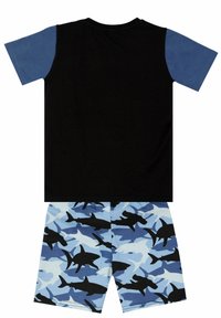 Zwart T-shirt met korte mouwen en blauwe accenten, gecombineerd met lichtblauwe shorts met zwarte haaiensilhouetten en een lichtblauw golvenpatroon.