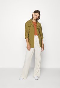 Pieces PCRIA FOLD UP SOLID TEE - T-shirt básica - mocha bisque