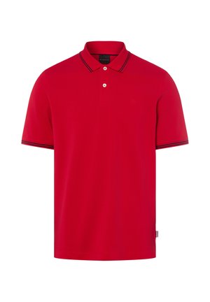 Rotes Polohemd mit kurzen Ärmeln, zwei weißen Knöpfen, schwarzen Streifen am Kragen und an den Ärmelbündchen sowie einem kleinen gestickten Logo auf der Brust.