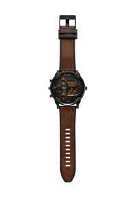 Montre Diesel avec un boîtier en métal noir, un bracelet en cuir marron et un cadran marron texturé comportant trois sous-cadrans et des index horaires blancs.