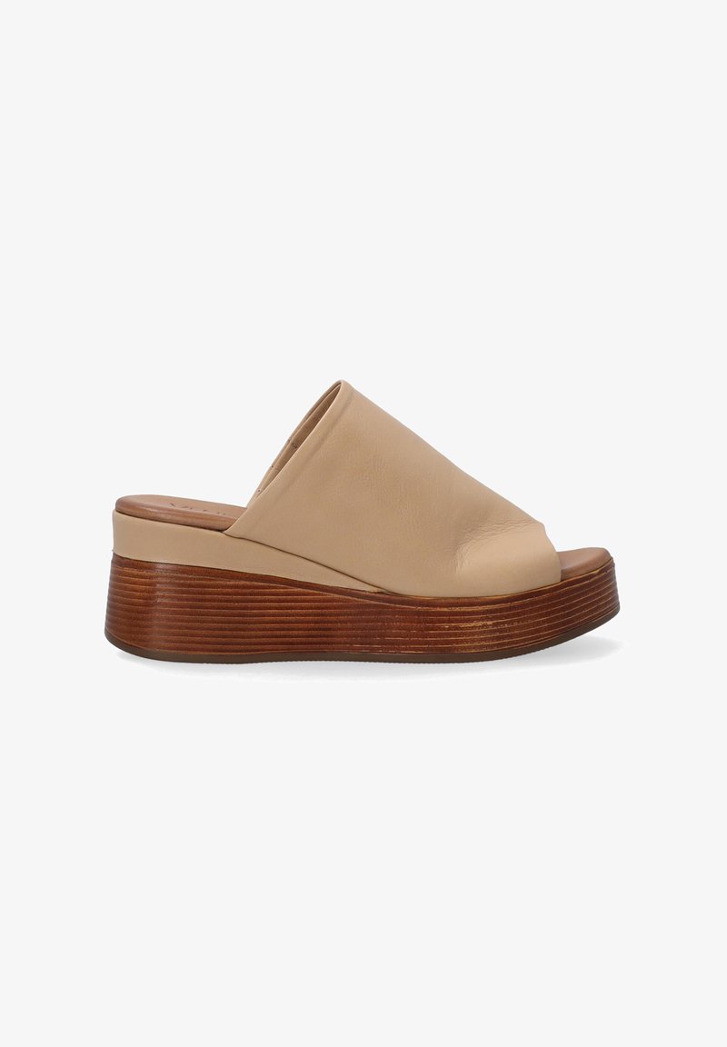 Beige leren wedge sandalen met een open teen, met een zachte bovenkant en een geribbelde houten platformhiel voor stabiliteit en comfort.