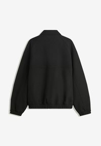 Sweatshirt noir avec un col montant et un ourlet côtelé. Doté de manches raglan et d'un tissu lisse et texturé. Sans matériel ou motifs visibles.