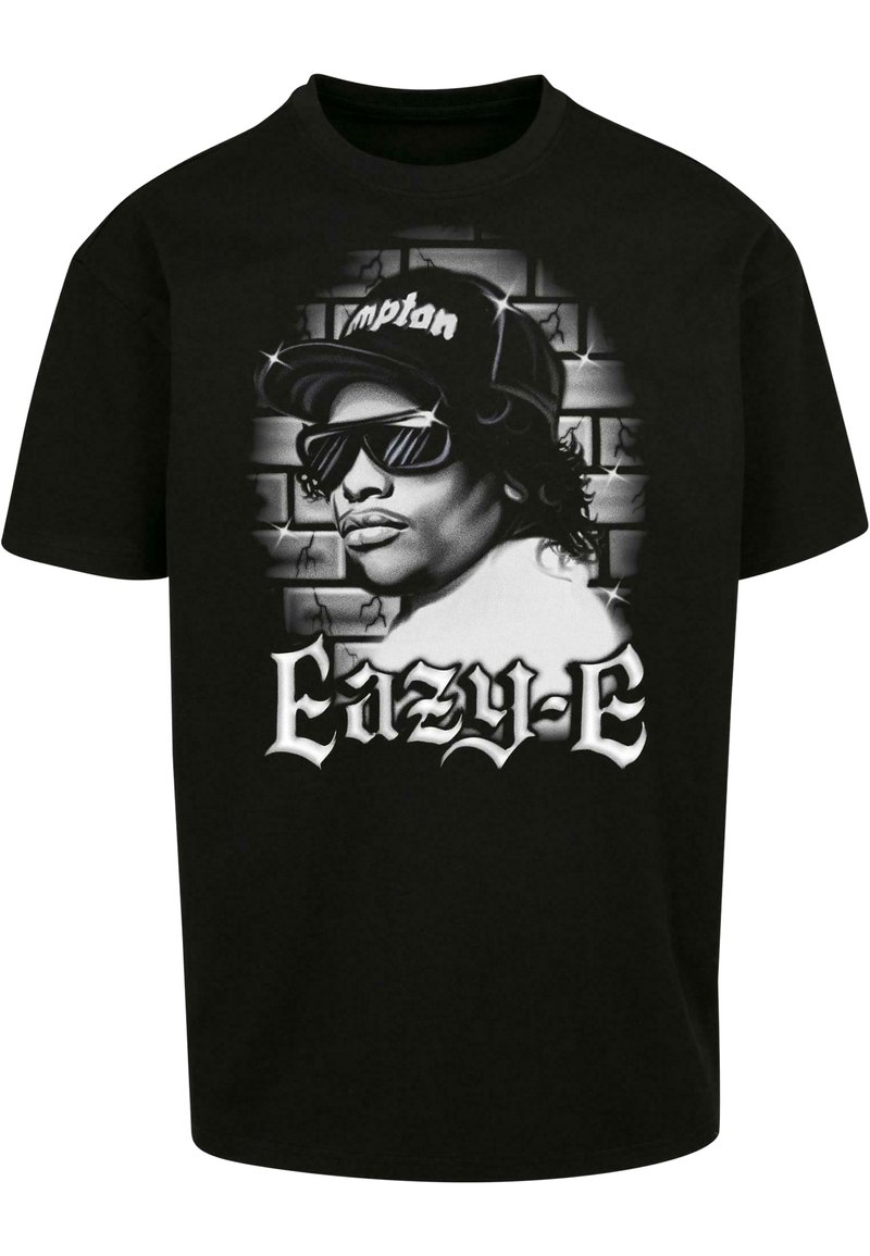 Zwarte katoenen T-shirt met een grafische print van een persoon met een zonnebril, met de tekst "Eazy-E" en een graffiti-achtige achtergrond.