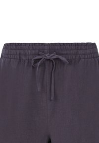 Pantaloni corti leggeri di un grigio scuro, con vita elastica e un dettaglio con laccetto sulla parte anteriore. Tessuto morbido con una leggera lucentezza.