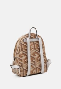 Hnědý batoh s geometrickým vzorem, vybavený bílými koženými popruhy a doplňky, zapínáním na zip a zaobleným horním designem. Texturovaný povrch.