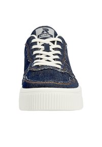 Denim-Sneaker mit weißer Gummisohle, ausgestattet mit beigen Schnürsenkeln, verstärkten Nähten und einem Label auf der Zunge mit geometrischem Design.