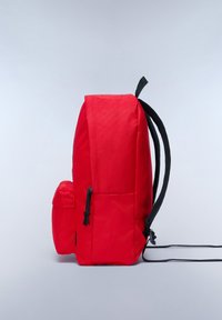 Zaino di tessuto rosso con una tasca laterale e spallacci neri. Struttura liscia con una forma rettangolare e dettaglio con coulisse.