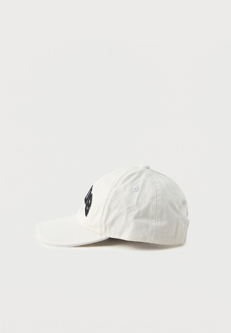 Casquette en coton blanc avec une visière courbée, présentant un logo noir brodé à l'avant. Six œillets de ventilation et des détails cousus.