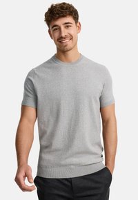 Grijze trui met korte mouwen en een ronde hals, met een gladde textuur en ribbelrandjes, gecombineerd met donkere broeken.
