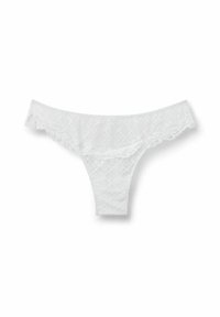 Witte kantentanga met een bloemenpatroon, voorzien van gerafelde randen en een gladde tailleband. De stof is doorschijnend en lichtgewicht.