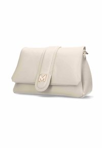 Borsa a mano beige in pelle con chiusura a patta, cuciture decorative e un emblema dorato "M" sul davanti. Texture liscia, forma rettangolare.