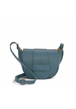 Petit sac bandoulière en cuir bleu avec fermeture à rabat et sangle réglable, présenté sur fond blanc.