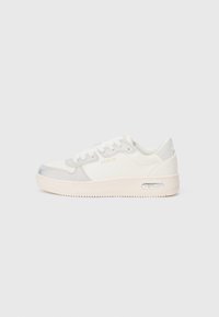 Kijelölve, iridescent white