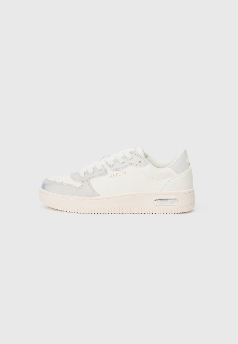 Zapatilla blanca con un upper de cuero suave, acentos translúcidos, logo en relieve y una suela de goma texturizada con una unidad de aire.