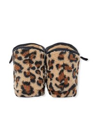 Une paire de pantoufles douces et en peluche avec un motif léopard noir, marron et beige et des finitions noires, présentée de dessus sur un fond blanc.