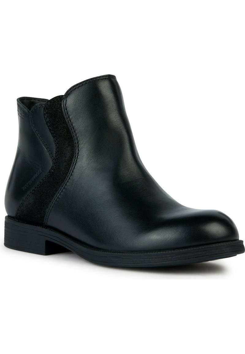 Stivaletti neri in pelle con una finitura liscia, pannello laterale texturizzato, tacco piatto e design sobrio. Presentano una costruzione impermeabile.