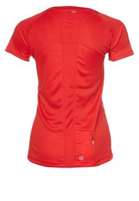 Camisa deportiva corta de manga roja con tejido texturizado, costuras traseras prominentes y un pequeño bolsillo con cremallera en el dobladillo lateral.