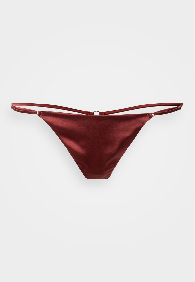 Burgunderroter Satin-String-Bikini mit schmalen Trägern und einem zentralen Ringdetail, mit glatter Textur und minimalem Bedeckungsdesign.