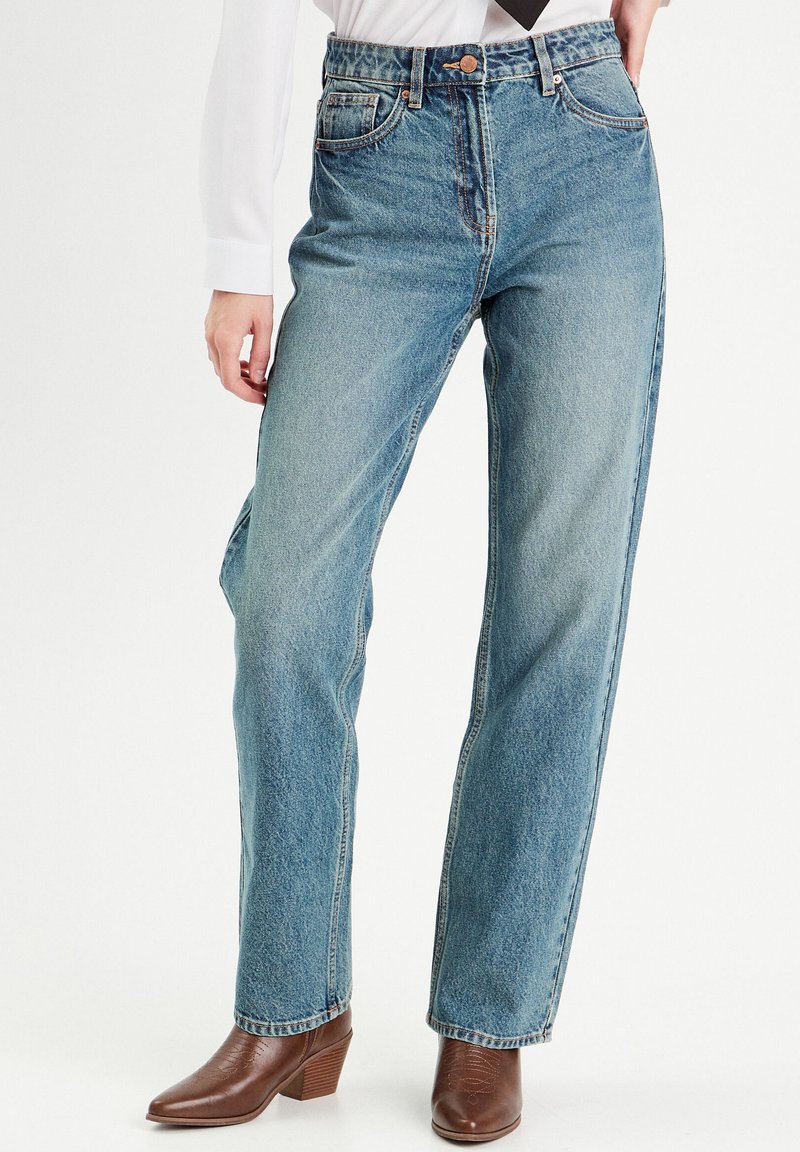 Lyseblå denimjeans med høj talje, lige ben og fem lommer. Har en kobberknap og subtile syninger.