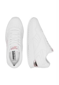 Adidași albi cu un superior din piele netedă, vârf rotunjit, design cu sireturi și talpă texturată. Prezintă branding subtil în roz și accente metalice.