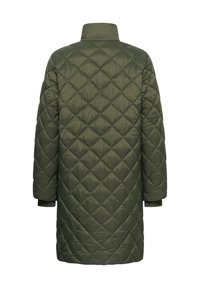 Long manteau matelassé vert olive à coutures en losange, manches longues et col haut, vu de dos.