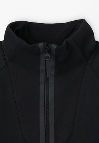Zwarte hoodie met hoge kraag, voorzien van een rits aan de voorkant en een gestructureerde stof. Geen patronen of extra accenten zichtbaar.
