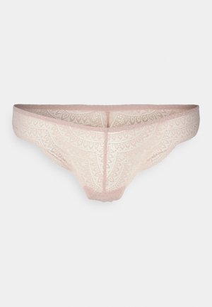 Calcinhas rendadas em rosa claro com padrões escallopados intrincados e um acabamento suave. Apresenta um design de cintura baixa e bordas delicadas.