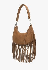 Suede bruine handtas met een gebogen vorm, franjes aan de onderkant, zilverkleurige hardware en een korte schouderband met drukknoopdetails.
