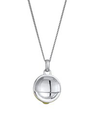Pendentif en argent sur une chaîne, présentant un design sphérique avec une fente horizontale et un accent jaune en bas.