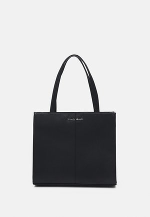 Sac fourre-tout rectangulaire noir avec deux poignées et logo "Tommy Jeans" embossé en haut au centre sur un fond uni.