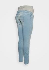 Jeans de maternidade em denim elástico azul claro com uma faixa cinza sobre a barriga. Apresenta dois bolsos traseiros e um design slim-fit.
