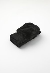 Czarny, dziany szalik zestawiony z pluszowym akcentem z futra sztucznego. Posiada ryflowaną fakturę na całej powierzchni, miękki w dotyku.