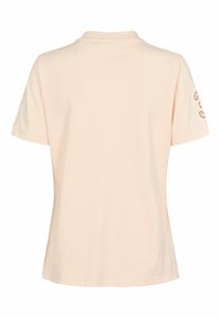 Lichtroze polo-shirt met korte mouwen, voorzien van een geribbelde kraag en een kleine numerieke print in een donkere tint op de linker mouw. Gemaakt van zachte katoen.