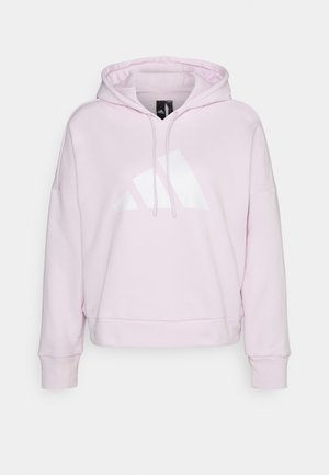 Svetle růžová mikina s kapucí s přední kapsou typu klokanka a bílým logem Adidas na hrudi, zobrazena na neutrálním pozadí.