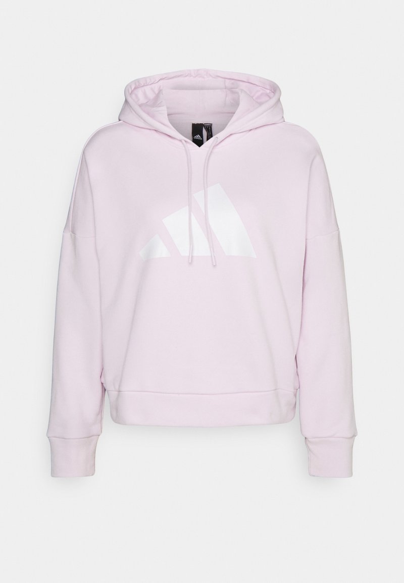 Sweat à capuche rose clair avec poche kangourou avant et logo blanc Adidas sur la poitrine, présenté sur un fond neutre.