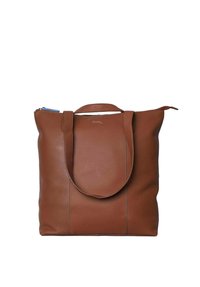 Brun läder tote-väska med en slät yta, ett enkelt rundat handtag och dragkedjestängning. Har subtil sömnad och en logotypdetalj.