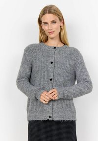 Grå cardigan i strukturerad stickning, med rund halsringning, långa ärmar och svarta knappar framtill. Mjuk och varm look.