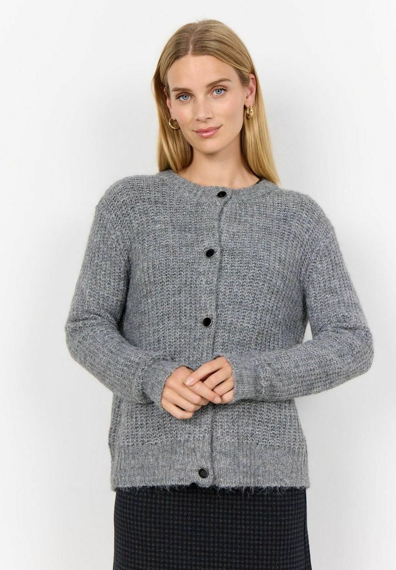 Grå cardigan i strukturerad stickning, med rund halsringning, långa ärmar och svarta knappar framtill. Mjuk och varm look.