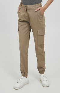 Khaki cargo bukser med elastiske manchetter, flere lommer og en afslappet pasform. Lavet af letvægtsstof, med knap- og lynlås lukning.
