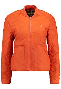 Veste matelassée orange avec fermeture éclair à l'avant, deux poches avant et un col côtelé, présentant des motifs ondulés discrets cousus.
