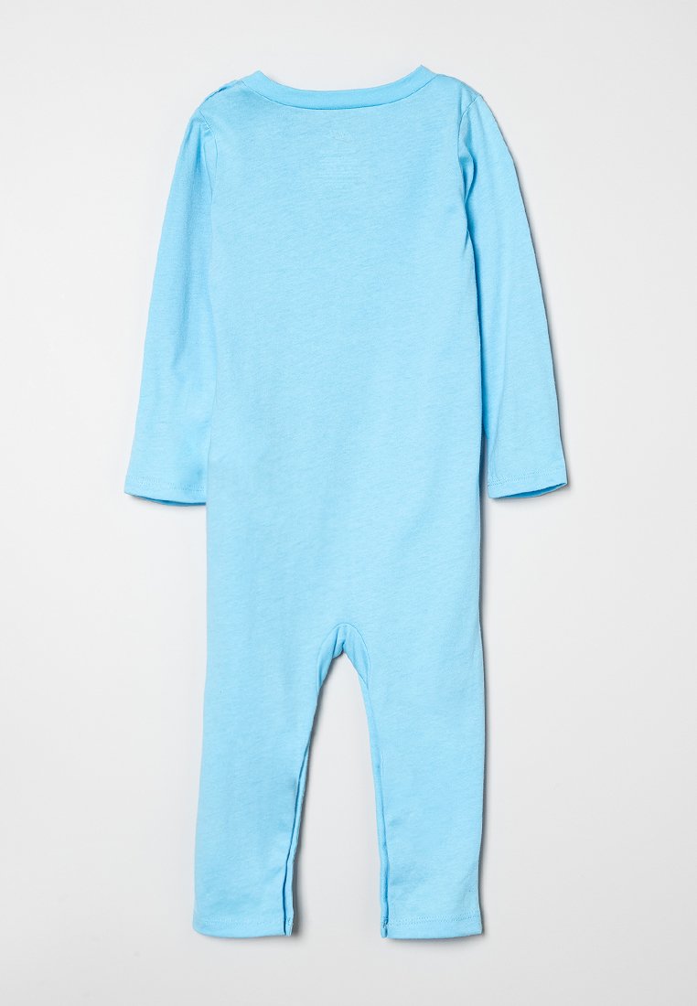 Jednoczęściowy, długi rękaw, jasnoniebieski body wykonane z miękkiej bawełny. Posiada okrągły dekolt i długie spodnie, bez widocznych wzorów lub dodatkowych detali.