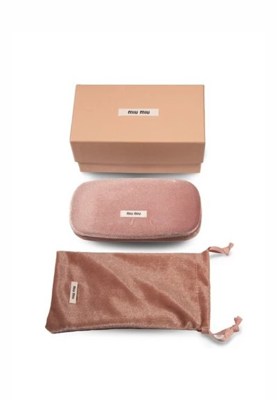 Set astuccio da occhiali Miu Miu, con custodia in velluto rosa tenue, sacchetto antipolvere abbinato e scatola di cartone con etichetta logo.