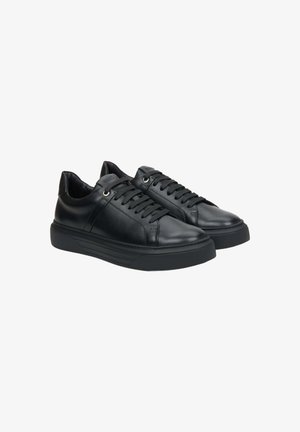 Zwarte leren sneakers met een gladde textuur, voorzien van een ronde neus, vetersluiting, metalen oogjes en een dikke rubberen zool.