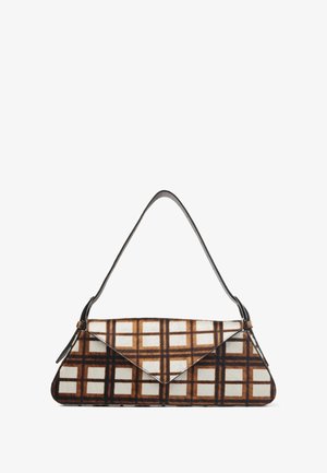 Borsa rettangolare con un motivo a quadri marrone e bianco, tracolla in pelle e chiusura a pattina. Materiale testurizzato con cuciture visibili.