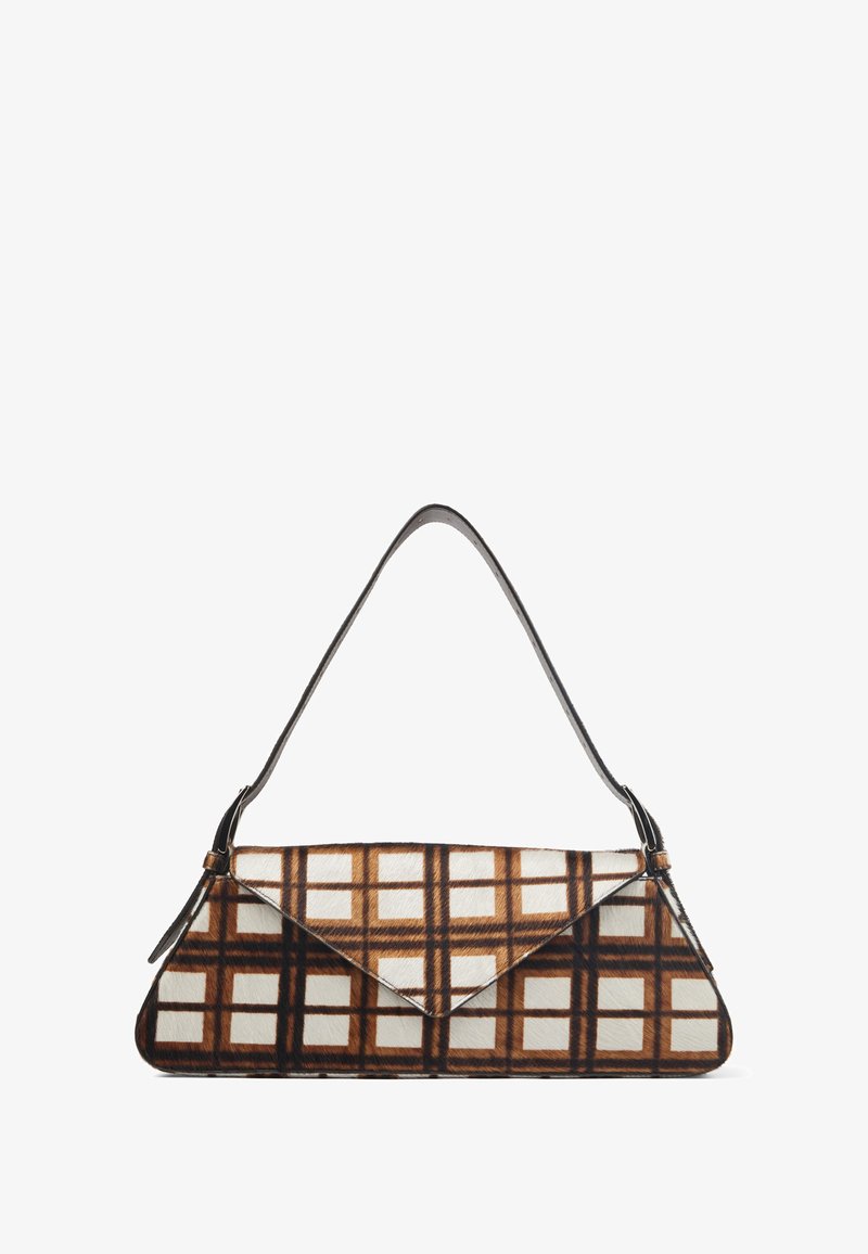 Brun og hvid mønstret håndtaske med en trekantet form, tynd sort skulderrem og en klaplukning. Tekstureret pelslignende overflade.