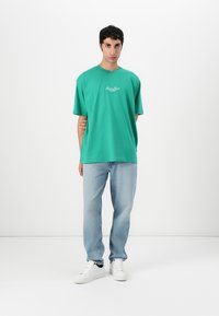 Guess Jeans TEE - Nyomott mintás póló - green leafs