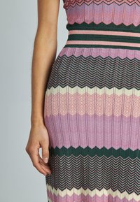 Alma en Pena Strickkleid - multicolor