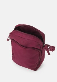 Nike Sportswear HERITAGE CROSSBODY UNISEX - Mala a tiracolo - dark beetroot/pink oxford