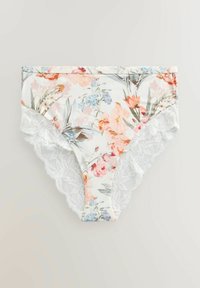 Damerundertøj med blomstermønster og blondetrim omkring benåbningerne, med pink, blå og orange blomster på en hvid baggrund.